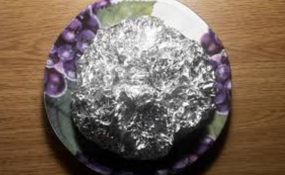 Именно лук и фольга делают суховатую куриную грудку мягкой. Личное фото. 