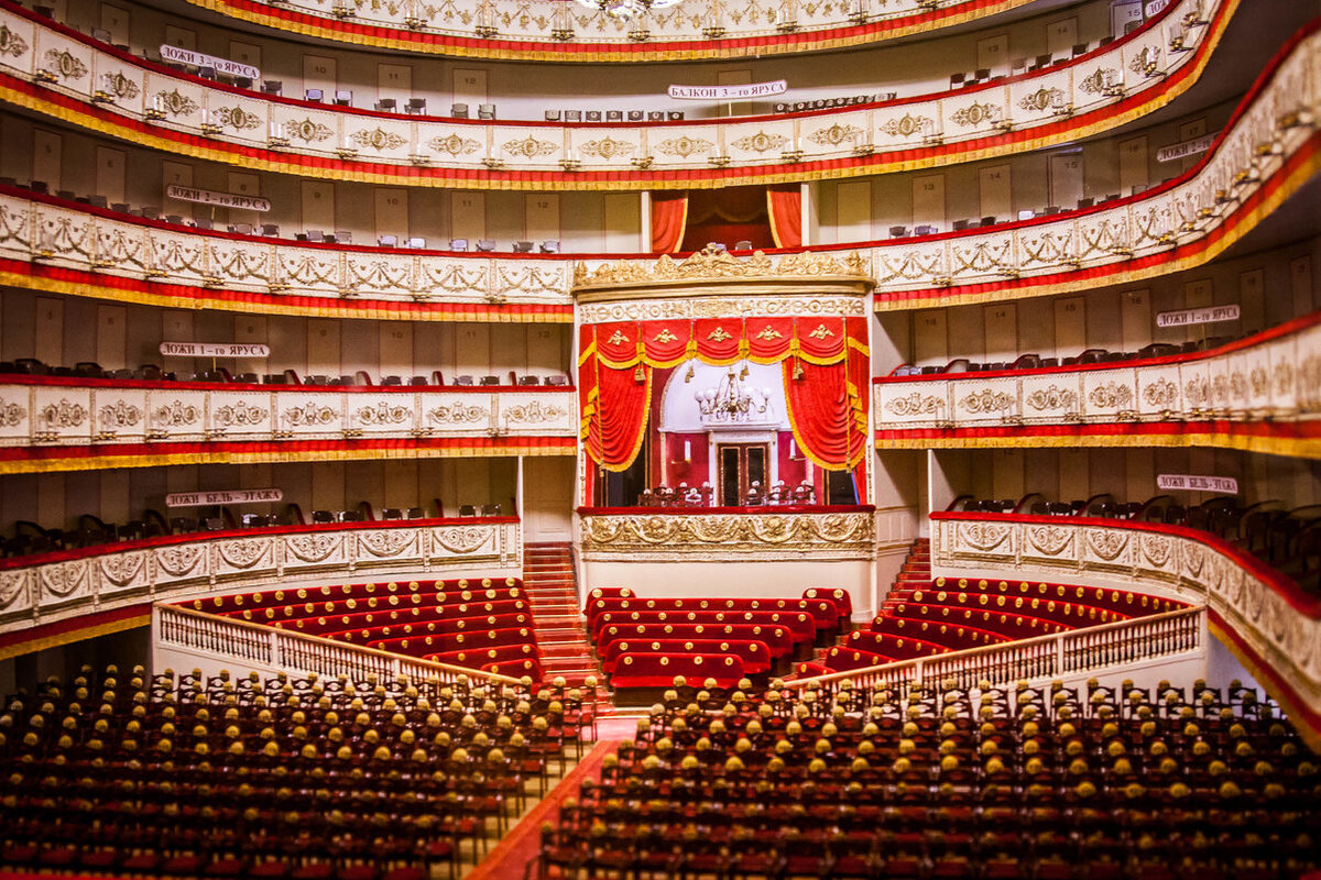 St petersburg theatre. Александровский театр Санкт-Петербург. Александрийский театр в Санкт-Петербурге. Основная сцена Александринского театра Санкт-Петербург. Александрийский театр сцена.