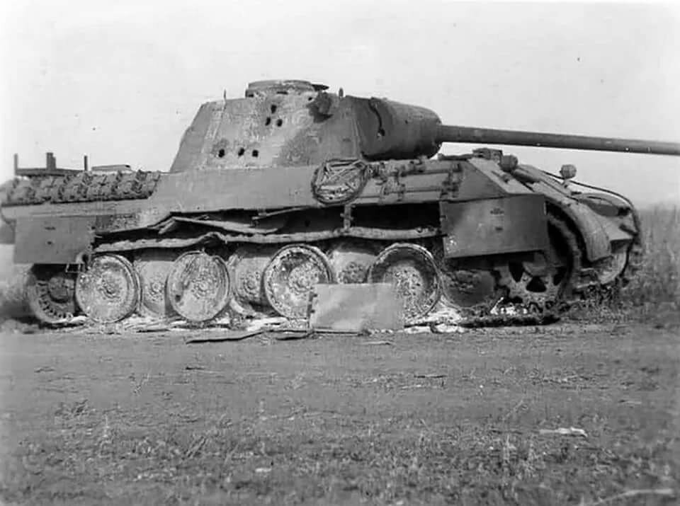 Танк пантера 1943. Подбитый немецкий танк пантера. Подбитый танк пантера на Курской дуге. Немецкий танк пантера 2 мировой войны. Немецкие танки курская
