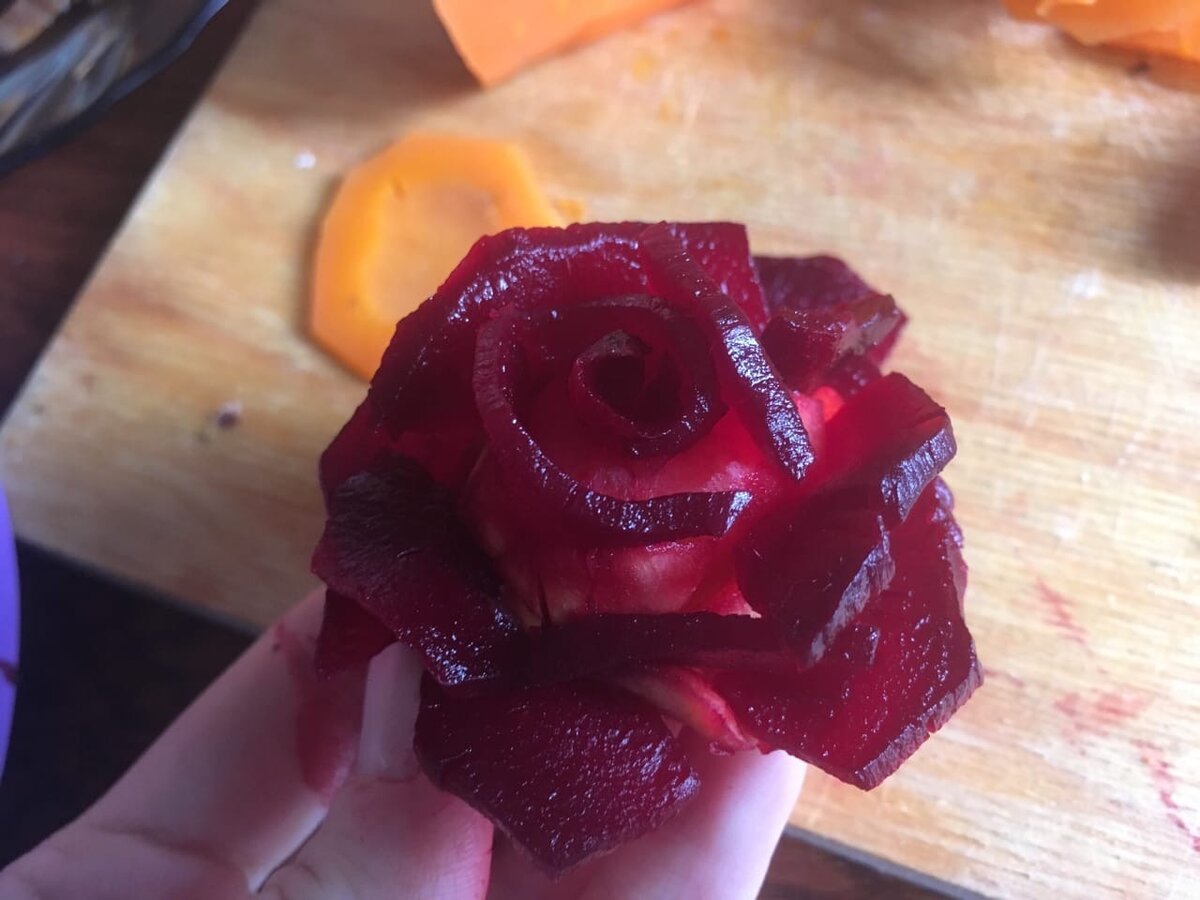 Знакомая цыганка научила, как красиво нарезать овощи в виде цветов к  новогоднему столу. Фото процесса и результат | Еда и не только | Дзен