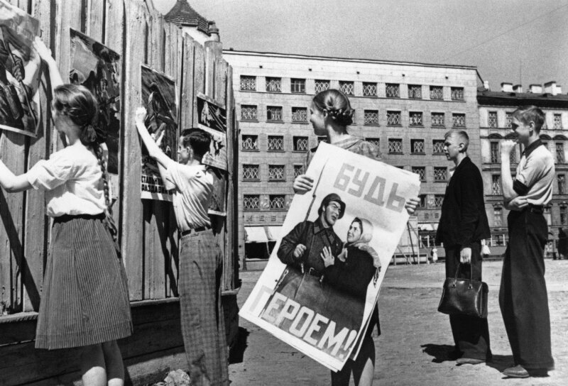 Юные жители блокадного Ленинграда расклеивают агиатационные плакаты