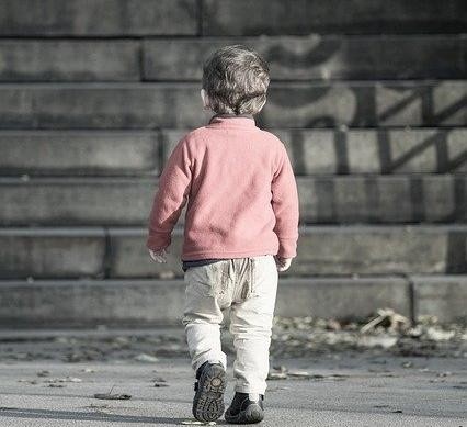 https://pixabay.com/photos/lost-child-boy-wandering-abandoned-3700489/