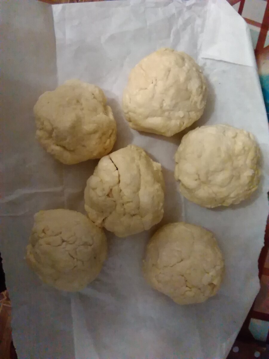 Тесто разделила на 6 частей и убрала в холодильник на 40 минут