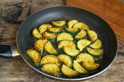 Кабачки и чеснок. Фото с https://www.botanichka.ru