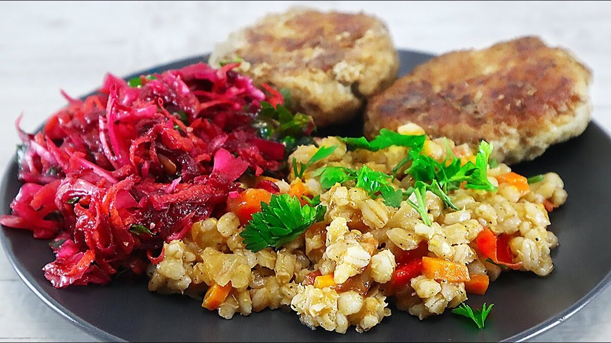 Ужин: перловка с овощами и котлетами