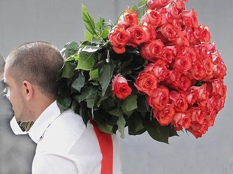 Дарите женщинам цветы без повода слушать. Букет цветов для мужчины. Букет от мужчины. Красивый букет роз для мужчины. Красивый мужчина с цветами.