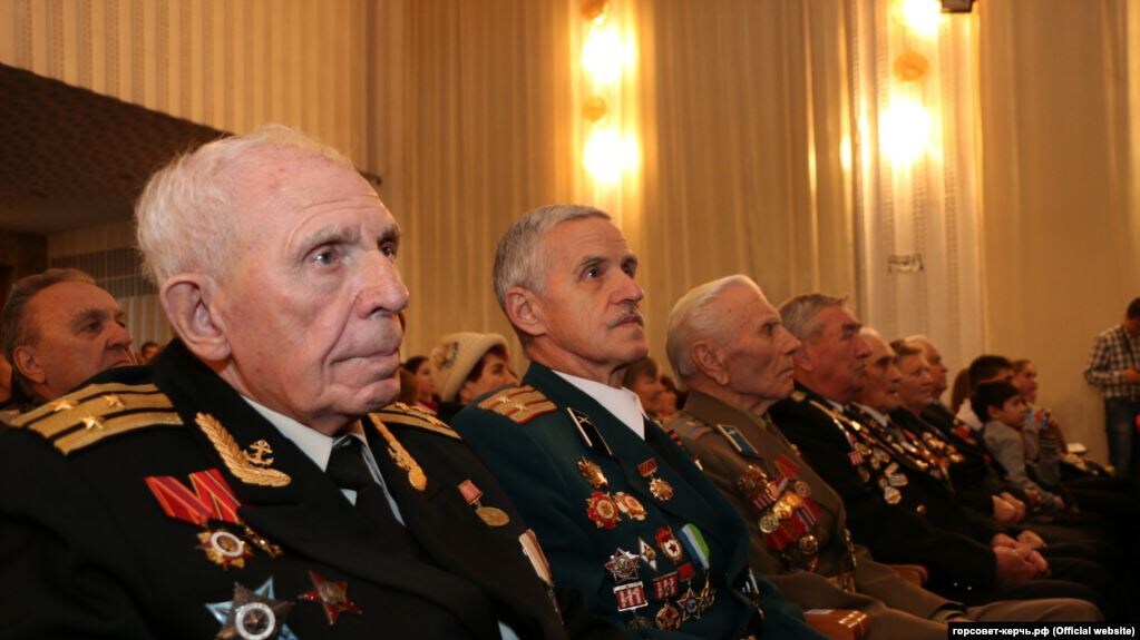 Приглашенные ветераны на слете молодежи. Керчь, ноябрь 2017 года. Архивное фото