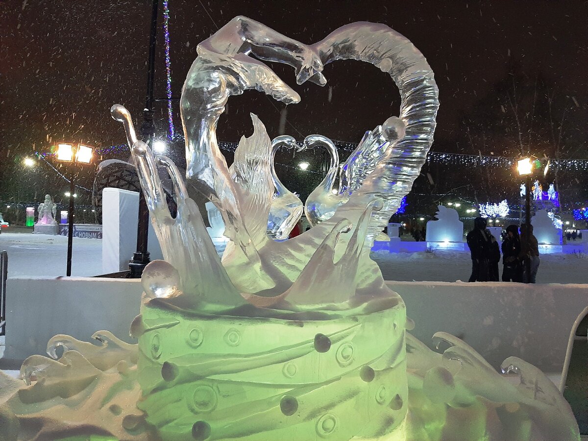 Исследуйте необычный мир из льда в парке Горького