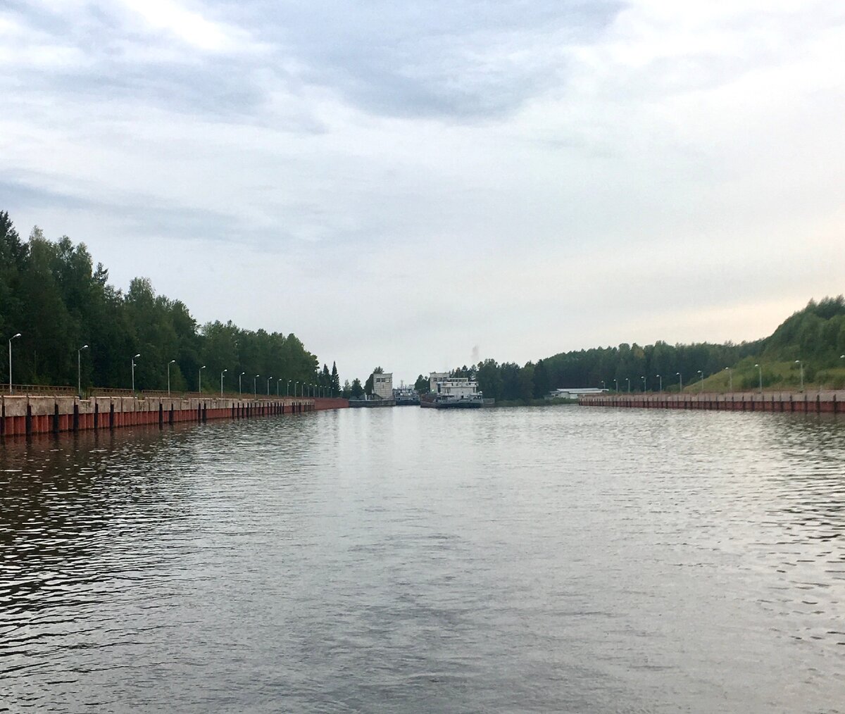 Верхний бьеф 3 шлюза Волго-Балтийского канала. Вид причальных стенок.