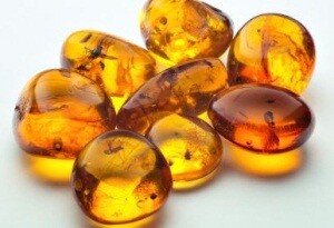 блестит как золото, но это янтарь. 