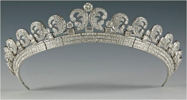 Ювелиры использовали для тиары Cartier Halo около 800 бриллиантов