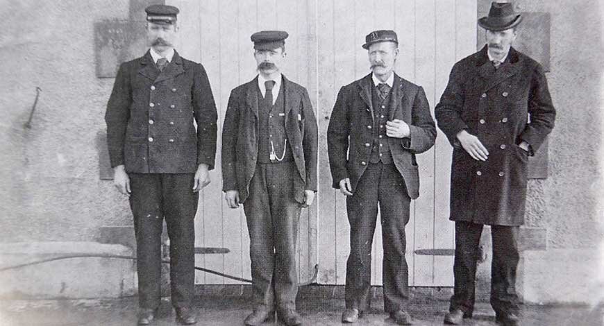 Первые трое слева — пропавшие смотрители