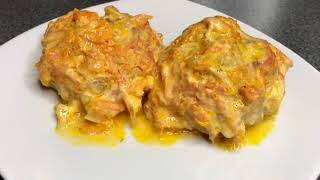 Наверняка все любят голубцы!?Но не все любят долго возится у плиты,что бы приготовить это вкуснейшее блюдо. Поэтому наши хозяюшки придумали апгейд этому любимому блюду и придумали ленивые голубцы - название говорит само за себя . Возникает вопрос как приготовить вкусные голубцы ?  Сегодня расскажу вам как приготовить вкусные,нежные ленивые голубцы в духовке.
 Благодаря тушению  в духовке с соусом голубцы получаются нежными  Так же для приготовление голубцов можно использовать различные виды мяса , что соответственно скажется на время приготовления голубцов в духовке . 
Ингридиенты:
 Капуста - 300 г.
 Фарш (свинина +курица) - 500 г.
 Рис отварной - 150 г.
 Яйцо - 1 шт. 
Для соуса:
 Морковь - 1 шт.
 Лук - 1 шт.
 Сметана - 150 г.
 Кетчуп - 200 г.
 Вода - 300 мл. 

СПОСОБ ПРИГОТОВЛЕНИЯ:
Первым делом промываем и отвариваем рис,пока рис готовится берм капусту,наризаем ее мелко перекладываем в тарелку,заливаем кипятком и отставляем в сторону на 15-20 минут.К этому времени рис уже должен сварится!)
Затем берем фарш,добовляем одно яйцо,соль,перец,специи по вкусу,туда же отправляем отваренный рис.С тарелки где у нас *отмокала* капуста,сливаем всю воду,и добовляем уже мягкую капусту к фаршу и рису,все тчательно перемешиваем.Даем емного *отдохнуть* и готовим соус.
Нарезаем мелко лук,на терке измельчаем молковку,все отправляем в сковороду,немного обжариваем.Добовляем сметану,кетчут (по желанию это могут быть перетертые свежие помидоры,томатная паста) воду,все тчательно перемешиваем и тушим пару минут.
В это время из полученной массы скатываем шарики (они могут быть любого размера на ваше исмотрение,и даже могут быть вовсе не шариками,тут уже все дело в вашей фантазии) выкладываем в форму для запекания,и заливаем нашим приготовленным соусом,сверху накрываем фальгой и отправляем в разогретую духовку до 180 градусов на 40 минут.
Через 40 минут нежнейшие голубцы без особых усилий готовы!)
ВСЕМ ПРИЯТНЕЙШЕГО АППЕТИТА!)