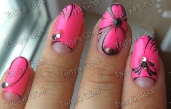 дизайн бабочка и стразы на ногтях