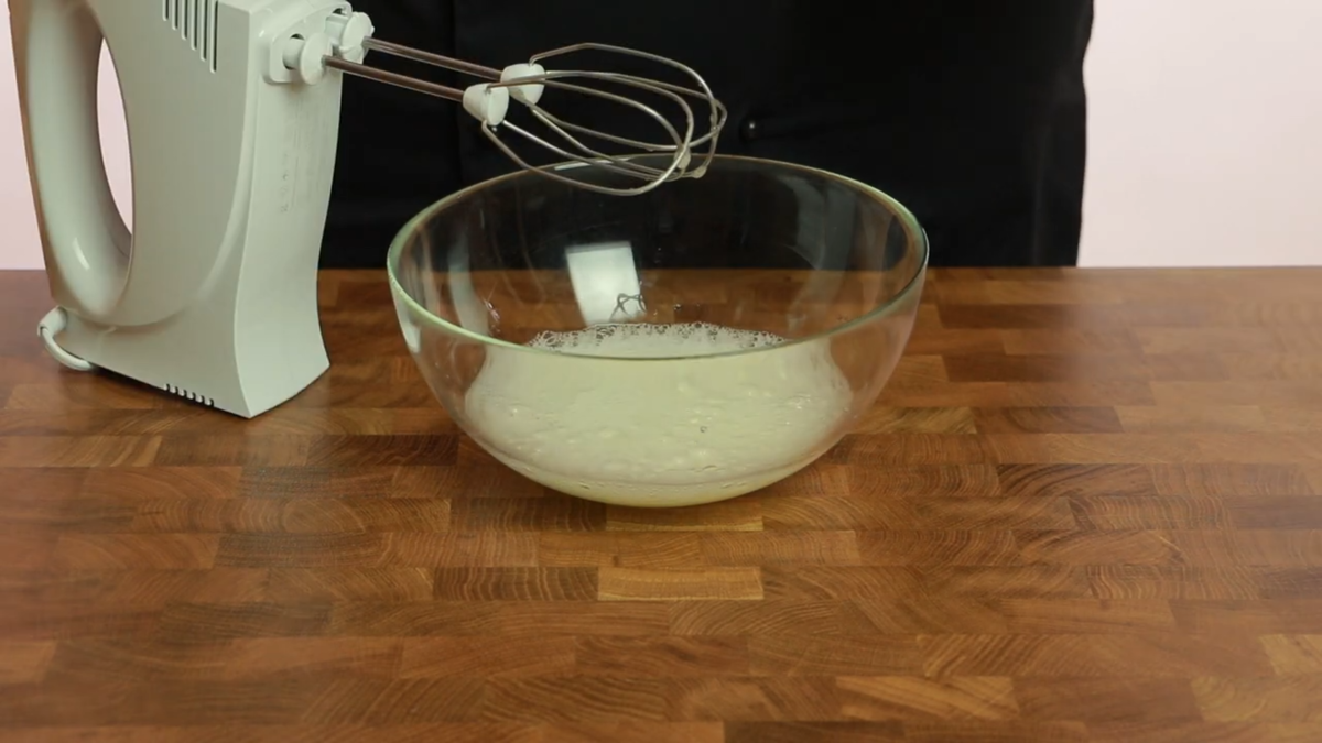 1. Белок взбиваем до мягкой пены. Ставим духовку разогреваться на 85°С.