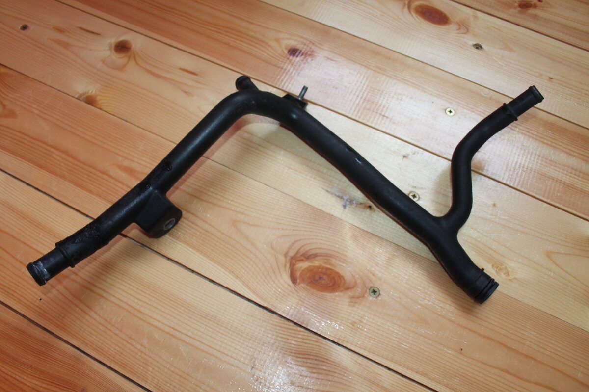 Трубка системы охлаждения  BSE 1.6i BSF Skoda Octavia A5 06A121065DP Germany PA66 GF30