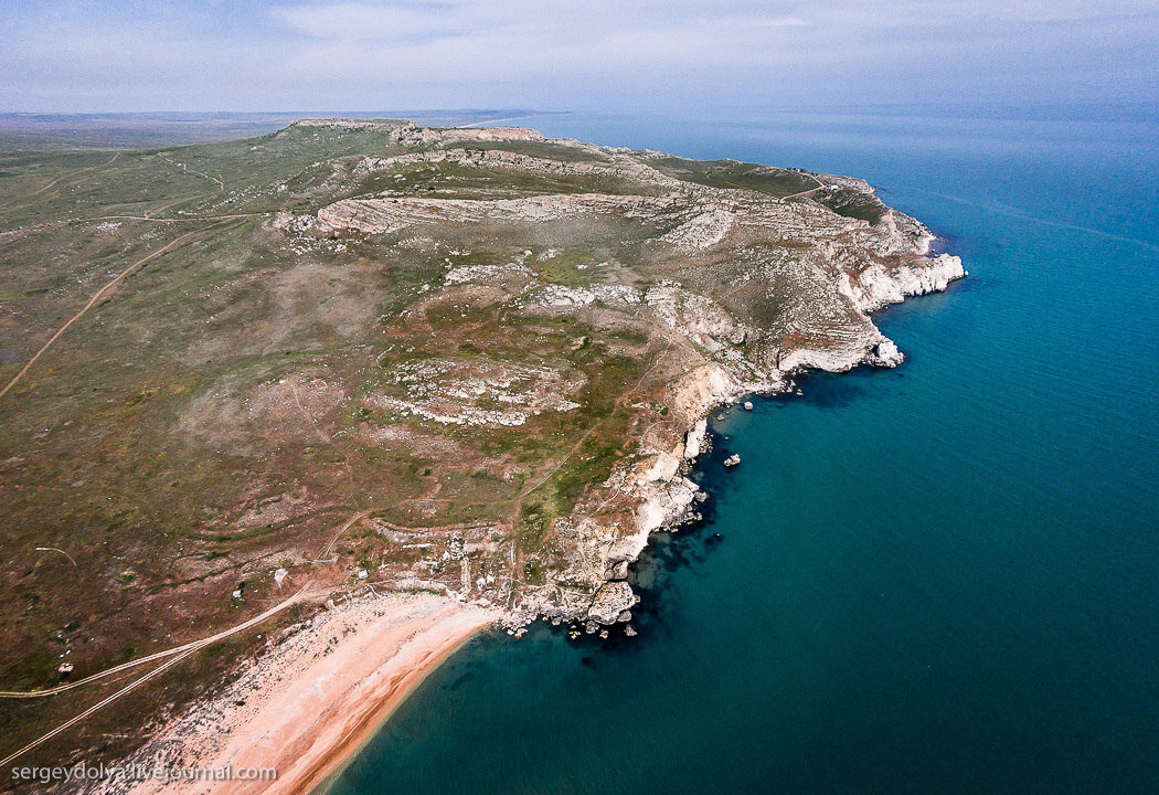 Береговая линия крыма. Мыс Опук в Крыму. Гора Опук Керчь. Опукский заповедник Крым. Керчь Опукский заповедник.