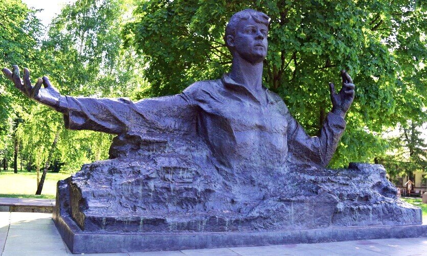 Памятник есенину москва