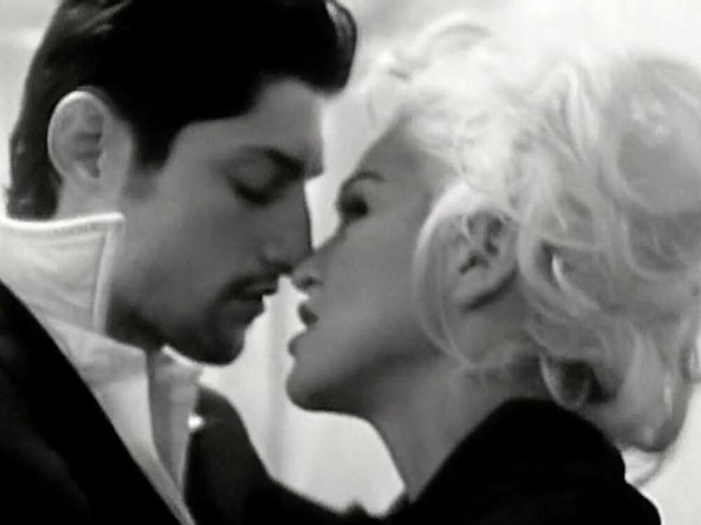 То було любов ю. Мадонна Джастифай май лав. Мадонна в клипе justify my Love. Madonna justify my Love клип. Justify my Love кадры из клипа.