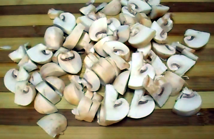 Сочное мясо по-королевски: с шампиньонами и сыром в духовке