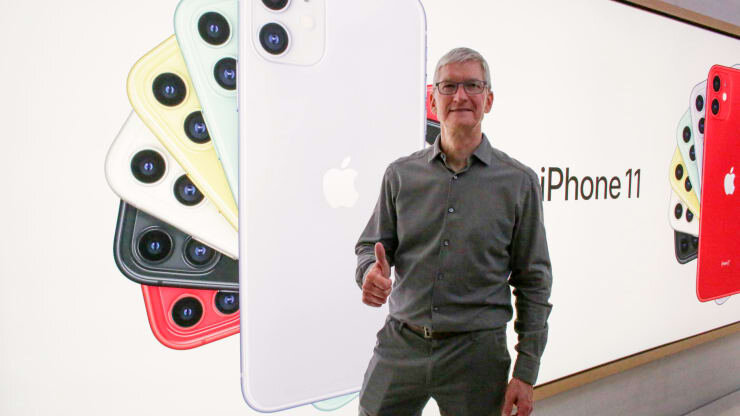 Генеральный директор Apple Тим Кук позирует рядом с изображением нового iPhone 11.  Источник фото Getty Images