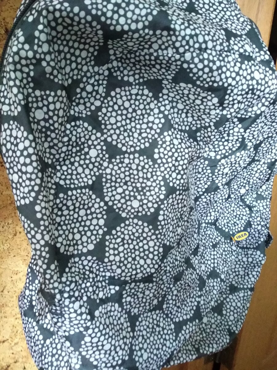 Это авоська номер три, вида "рюкзак в кармане". Иногда пригождается для большого и неудобного.