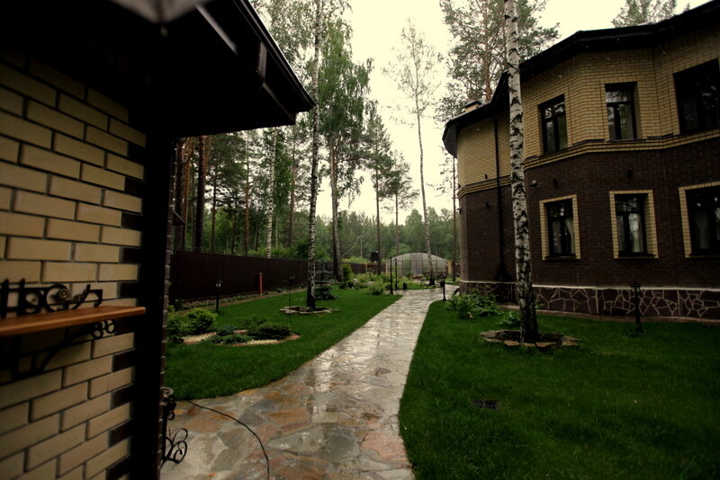 Проект заканчивали осенью, фотографии датированы октябрем. Газон свежий