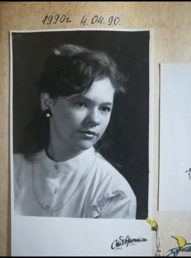 На этом снимке моей маме всего лишь 13 лет, мне кажется что мы с ней похожи.