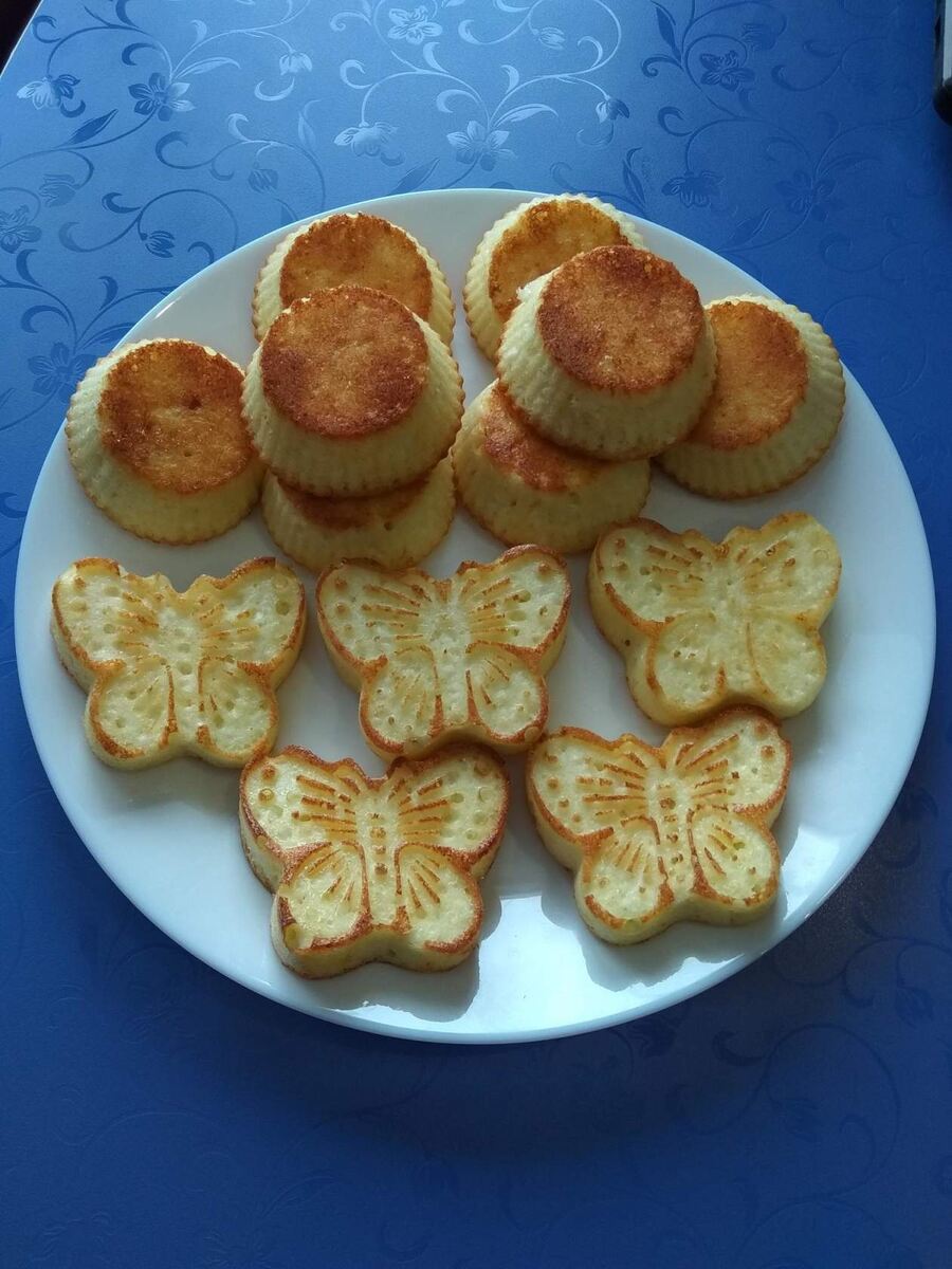 Воздушные сырники из духовки 
Сырники, приготовленные в духовке, немного отличаются от тех, которые готовим на сковороде. Во — первых, они получаются очень воздушными, нежными и тающими во рту, а во вторых они намного полезнее, т. к. готовятся без обжаривания на масле. Советую попробовать!
Ингредиенты:
творог 200 г,
ванилин щепотка,
сахар 3 ст л,
сметана 5 ст л,
яйца 2 шт,
манка 3 ст л,
2 ст л сливочного масла мягкого,
1 ч л разрыхлителя,
сметанный соус для подачи.
Сначала творог смешаем с сахаром, ванилином и яйцами.
Затем добавим масло, манку и сметану. Тщательно перемешиваем до однородности.
Формочки для кексов сбрызнуть водой, присыпать манкой (или мукой), железные смазать. Выкладывать творожную массу ложкой. Поставить в разогретую до 180-200* духовку на 20-30 мин.
Сырнички остудить, аккуратно достать из формочек, полить сметанным (или другим) соусом.
Остается позвать домашних к столу.

Приятного чаепития!!! Мои детки их просто обожают и просят частенько их приготовить!!!