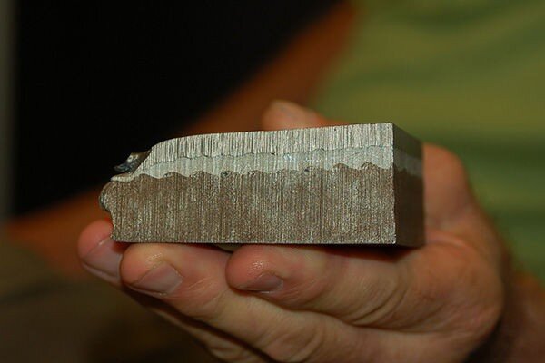 В технологиях соединения металлов существует огромное разнообразие, которое иногда не поддается объяснению. Так, в 1961году появилась сварка взрывом. Это такой вид сварки, который применяется на основе использования энергии взрыва. Для этого используют разные взрывные вещества, такие как: гранулит, гранулотол, гексоген, аммиачная селитра, аммонал, аммониты. Сварка взрывом относится к группе механических процессов соединения металлов, при котором химическая энергия заряда взрывчатого вещества превращается в механическую, сообщая одной из свариваемых частей большую скорость перемещения. При соударении движущей части с неподвижной, вырабатывается кинетическая энергия, которая идет на пластическую деформацию соединяемых слоев металла, что приводит к свариванию металла.