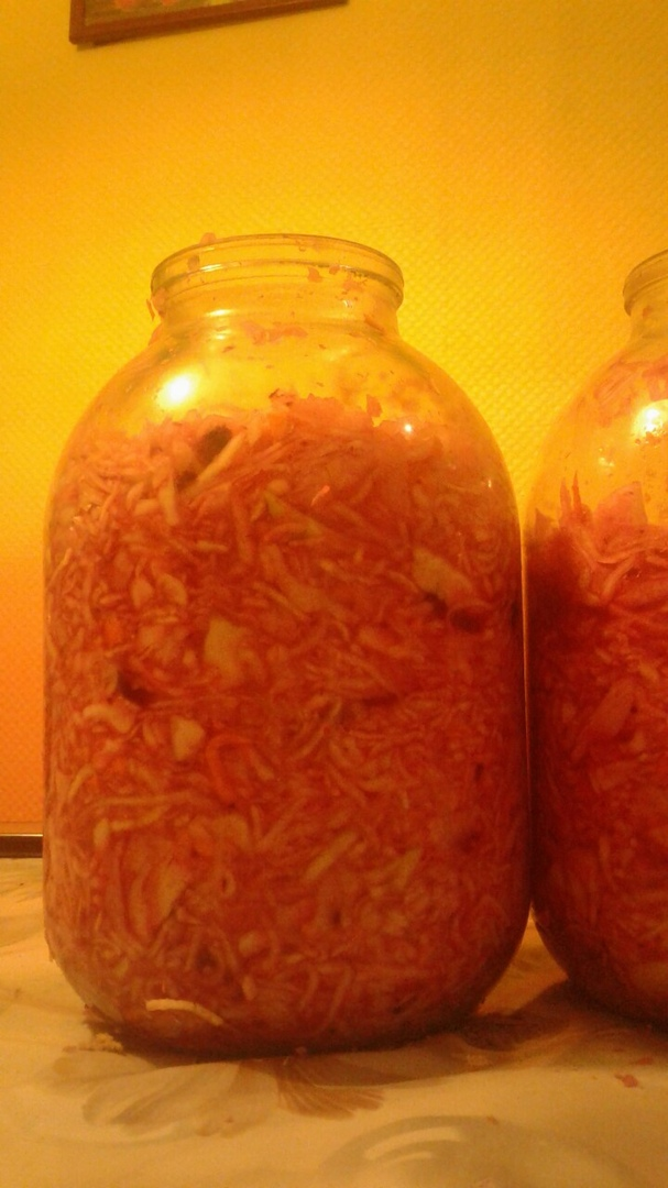 Заквасили почти две 3х литровые банки капусты (фото автора)