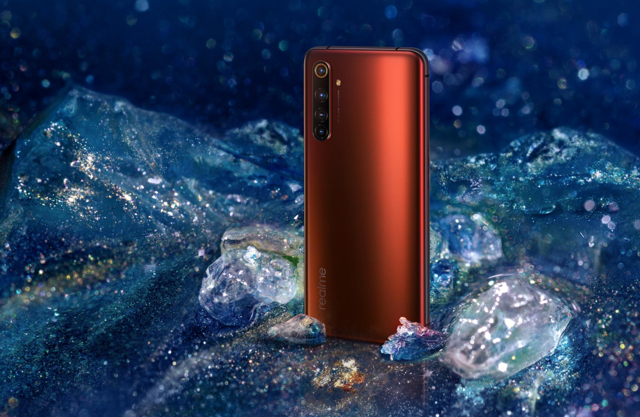 Realme X50 Pro в цвете Rust Red. 