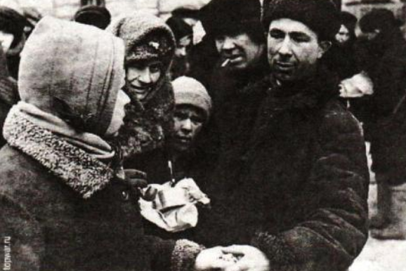 Многие подпольщики, понимая, что немцем Ленинграда не видать, свои продукты отдавали оставшимся в городе семьям