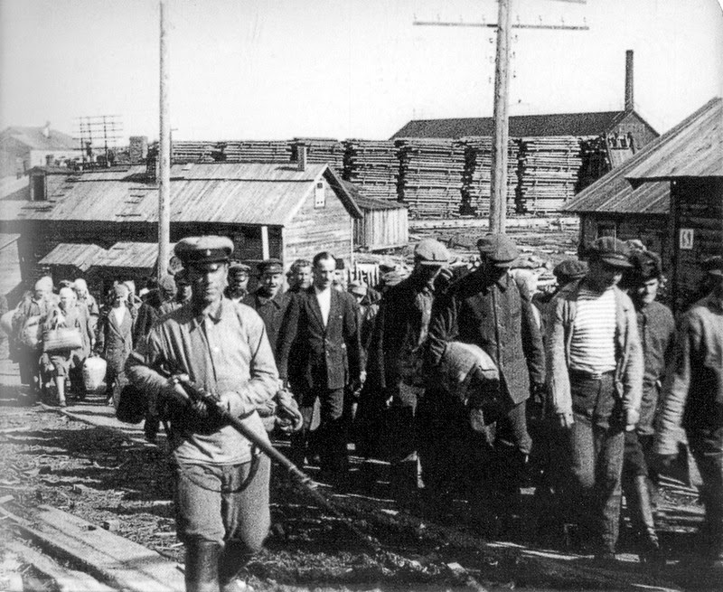 Зэки на этапе