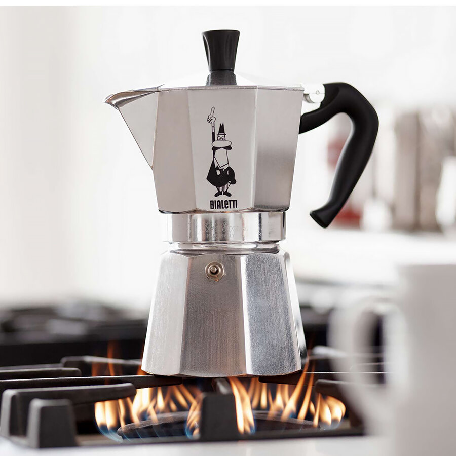 Гейзерная кофеварка Bialetti Moka Express выпущена к юбилею компании лимитированной серией для приготовления кофе на электрических и газовых плитах. Корпус кофеварки изготовлен из алюминия и оснащен ненагревающимися ручками. Стильный дизайн кофеварки украсит любой интерьер.