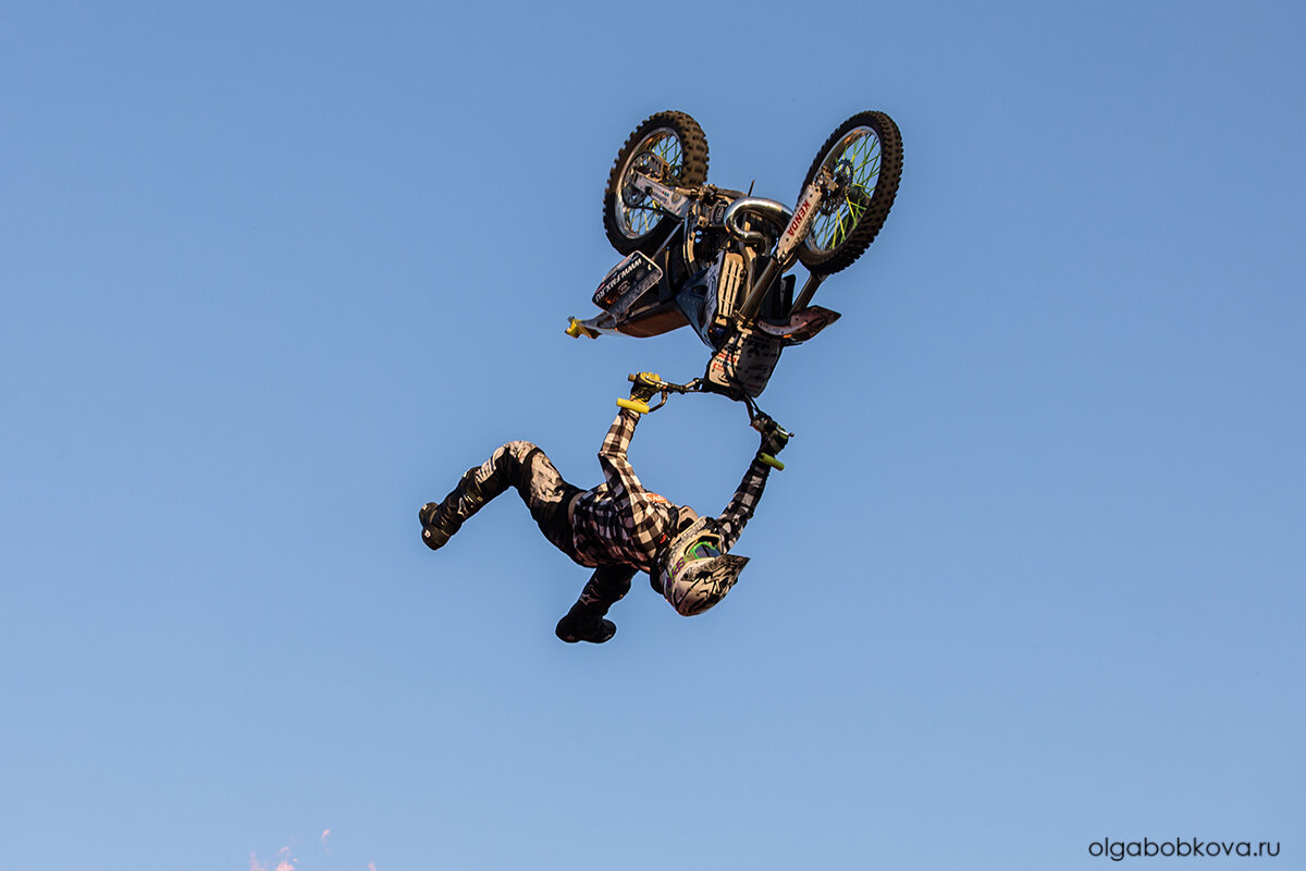 Каскадер 4 буквы. Байк ёлка. Мотоциклист трюки. Каскадер майк. Огненный трек.