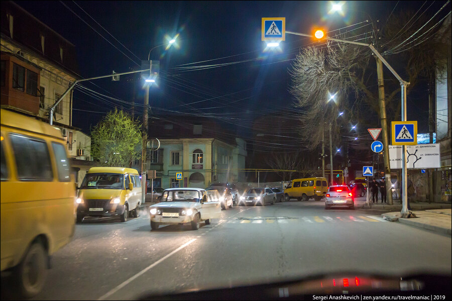 Приехали поздно вечером в Махачкалу: город выглядел жутковато. Днём картинка гораздо приятнее