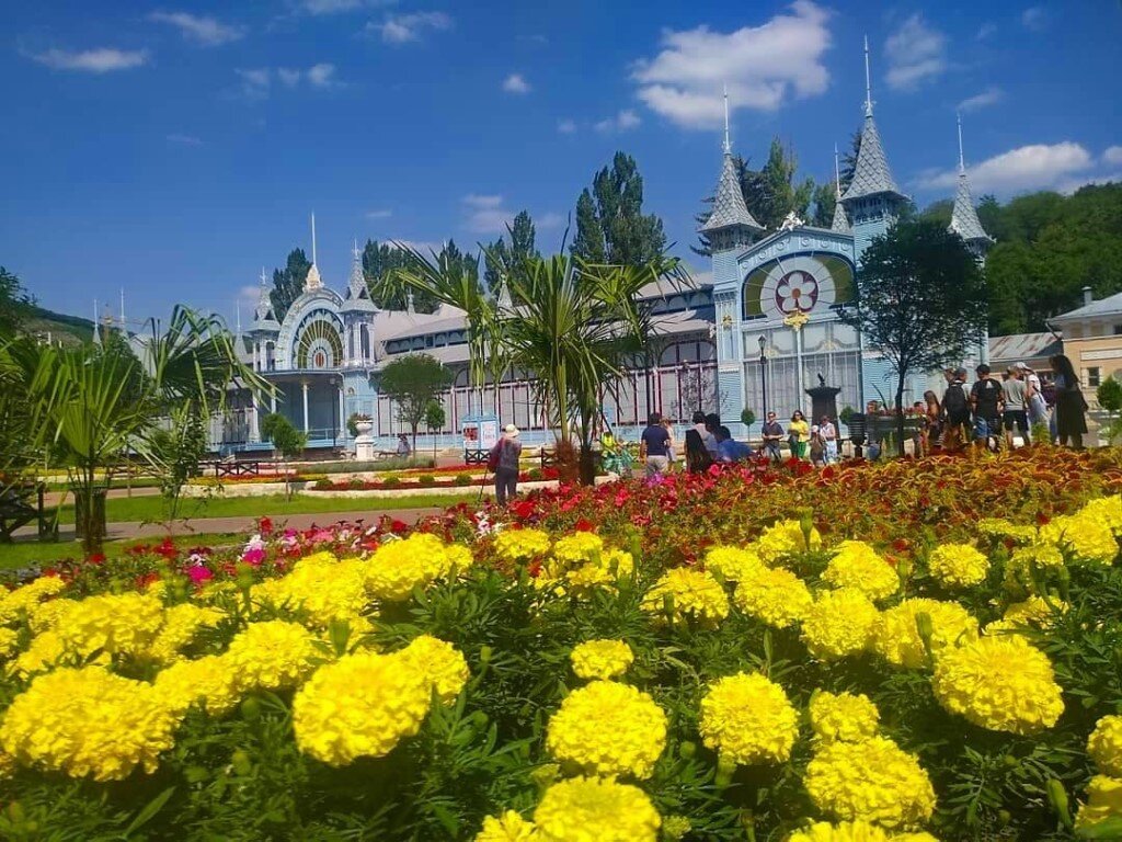 Город пятигорск парк. Парк цветник Пятигорск. Центральный парк цветник Пятигорск. Курортный парк Пятигорска. Пятигорский цветник Пятигорск.