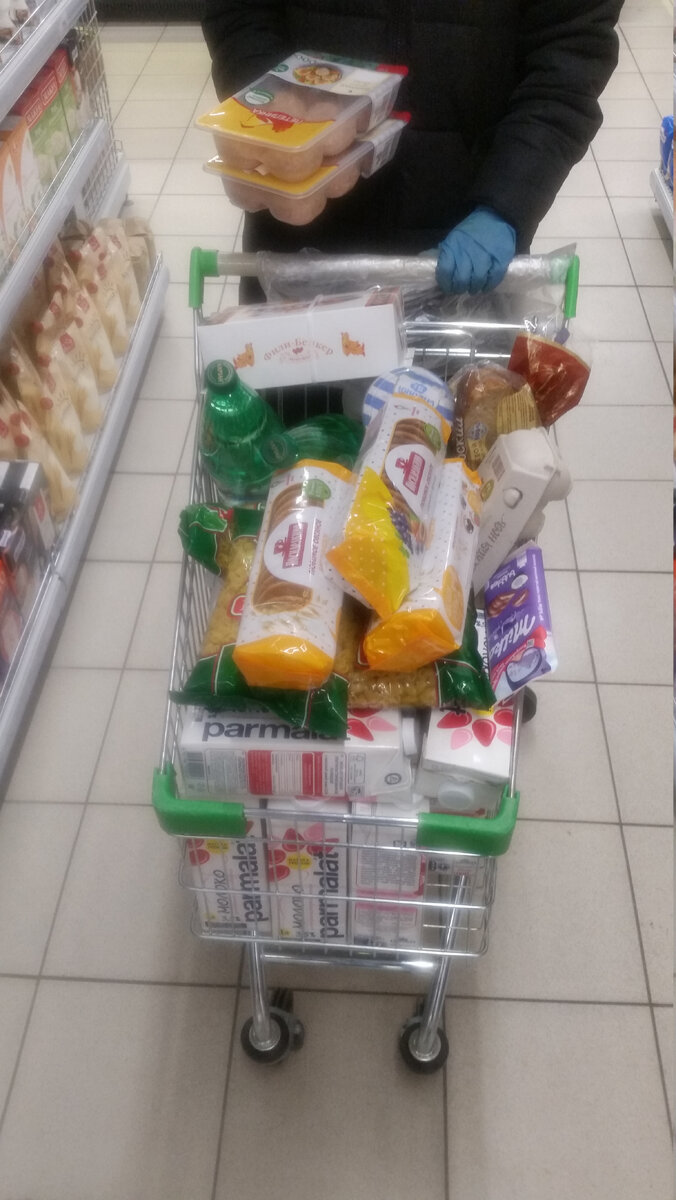 Тележка продуктов на 2500 руб. Фото Артюхов Д.