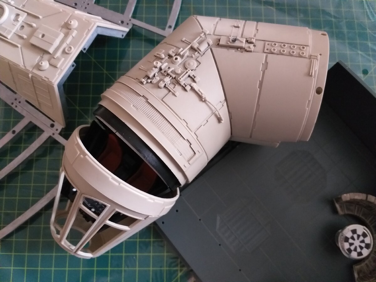 Клеем модели летательных кораблей.