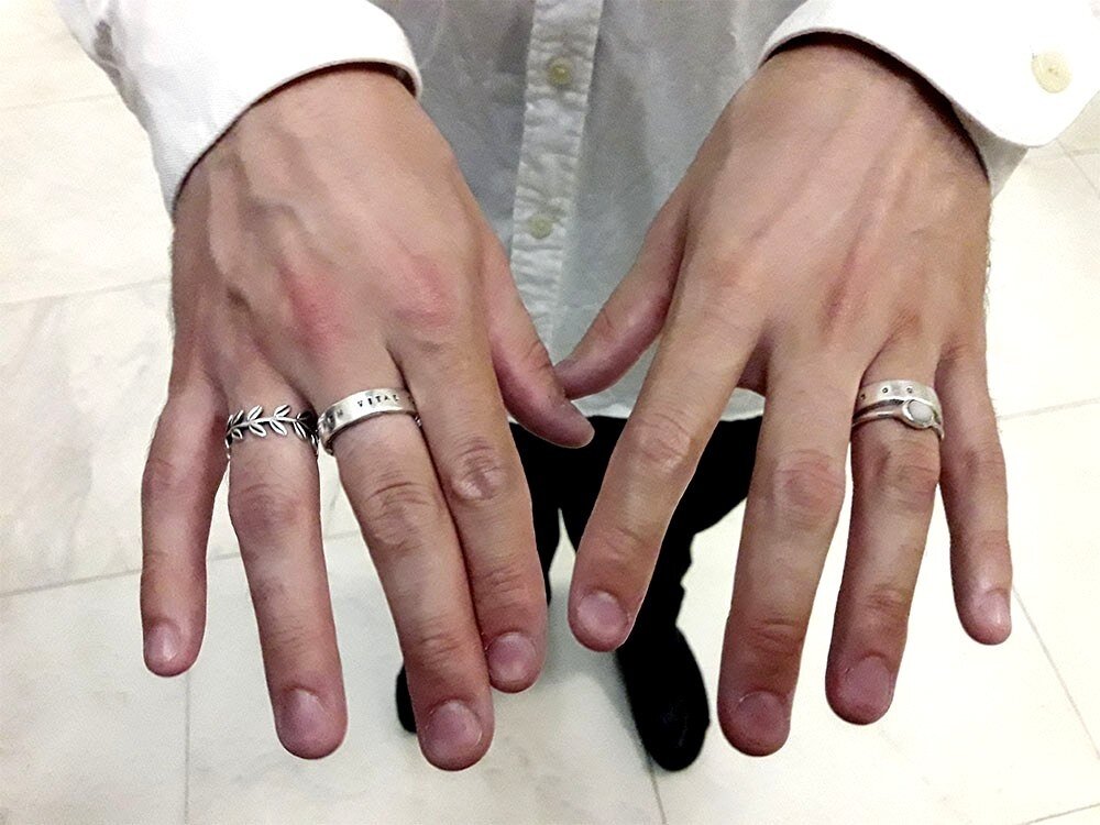 На какой руке носят кольцо брака. Обручальное кольцо на пальце. Мужское обручальное кольцо на пальце. Обручальные кольца на руках. Мужские кольца на руке.