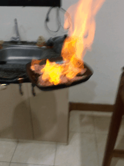 Поджигаю, наклонив немного сковороду к газу: так безопаснее. Но это только для шоу:)