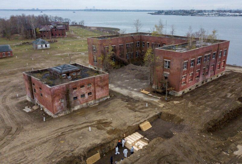 Так выглядит "братская могила" на острове Харт в Нью-Йорке. 