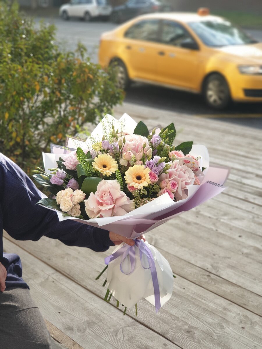 Красивый букет привезли прям к поезду. Фото: https://cvetiotdushi.ru 