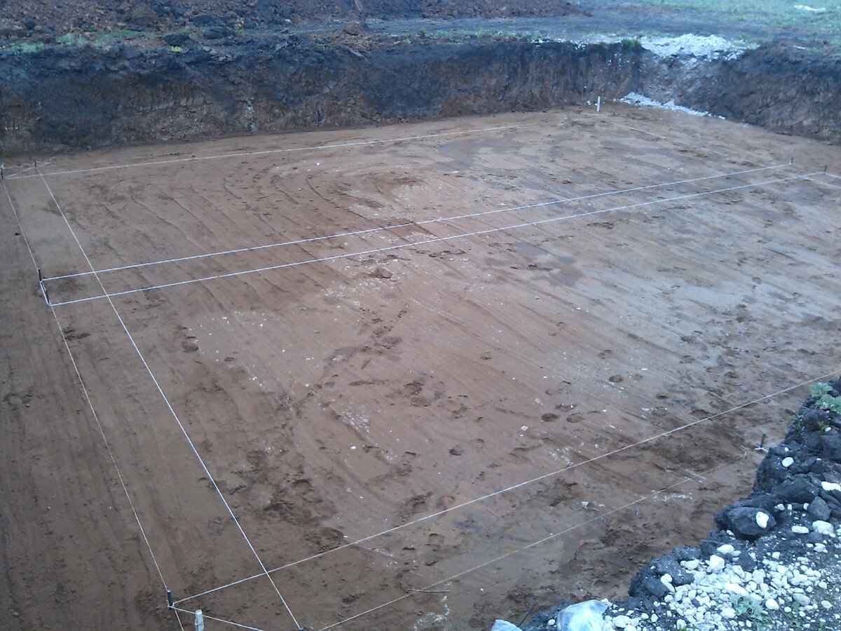 Идеально выровненное дно котлована. Застройщик сделал отсыпку дна гравием  с трамбовкой, а затем сделал песчаную подсыпку с трамбовкой, а также произведена разметка фундамента @Горбунов Сергей  Канал Самостройщика СТРОЮ САМ.