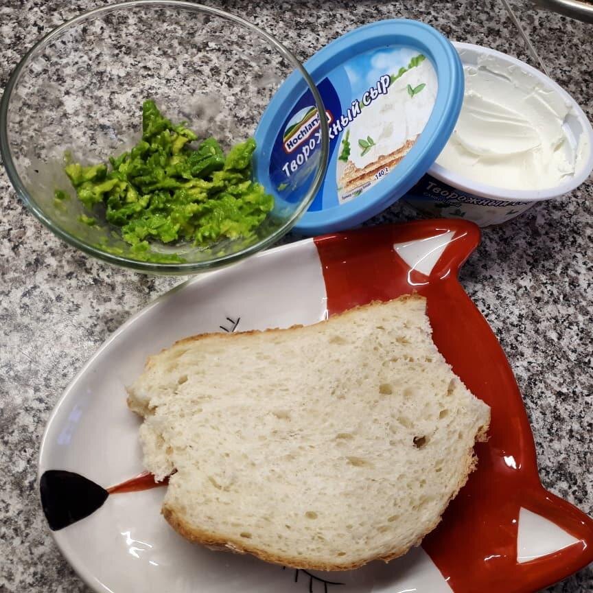 Берём вкусный хлебушек (можно сделать тост или подсушить его на сковороде, но я люблю с мягким)