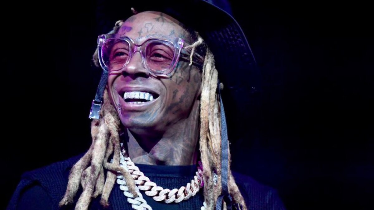 Биография

Лил Уэйн, пожалуй, один из самых успешных и популярных рэперов, которые когда-либо выходили на американскую сцену. Биография этого человека — классическая история успеха темнокожего парня из неблагополучной семьи, который вопреки всему «пробился» и доказал миру, что талантлив и достоин большего.

Детство и юность

Настоящее имя исполнителя - Дуэйн Майкл Картер-младший. Будущий кумир миллионов родился 27 сентября 1982 года в районе Холли Гров, что в Новом Орлеане. Матери Дуэйна на тот момент едва исполнилось 19 лет, девушка работала кухаркой. Спустя два года отец мальчика, Дуэйн Картер-старший, ушел из семьи, оставив бывшую возлюбленную с маленьким сыном на руках и практически без средств к существованию.Этот поступок навсегда предопределил отношение Дуэйна к нему: рэпер при первой же возможности изменил собственное имя, не желая быть ни в чем похожим на этого человека. Убрав первую букву, юноша получил имя Уэйн, под которым и прославился.

С раннего детства Уэйн обращал на себя внимание преподавателей, с одной стороны, одаренностью и артистичностью, с другой — отвратительным поведением и постоянными шалостями. Уже в начальных классах мальчик начал писать стихи. Кроме того, Уэйн участвовал во всех школьных спектаклях и даже занимался в театральном кружке.



