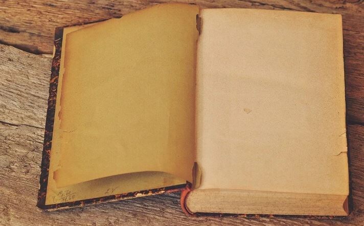 На 2 фото показаны листы, на которых печатают книги