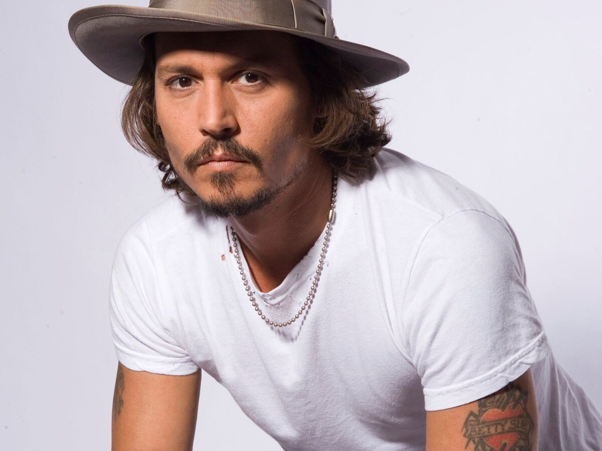 Наверное, только Джонни Деппу позволено все) Он - настоящий Джек Воробей - в любом наряде.