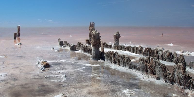 Эльтон – это солёное озеро недалеко от границы с Казахстаном. Самое большое по площади минеральное озеро в Европе и одно из самых минерализованных в мире. Золотисто-розовый водоём окаймлён белоснежными кристаллами, а вокруг — потрясающей красоты ромашковые степи.